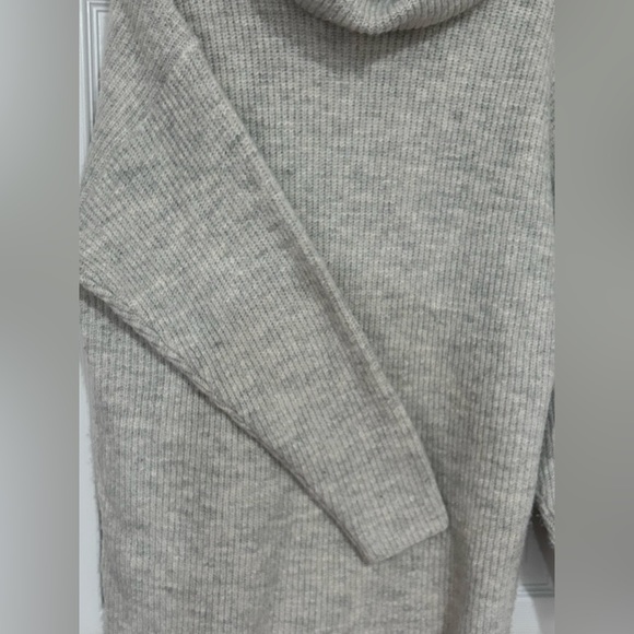 Oversized cozy cowl-neck sweater - Picture 3 of 3